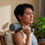 Soulager la douleur du haut du dos : conseils et solutions